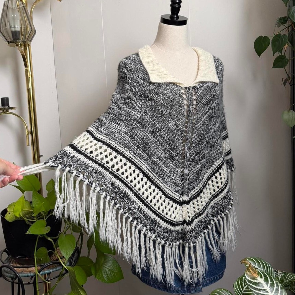 Vintage KIKIT Maurice Sasson Gray White Black Knit Fringe Poncho One Size OS